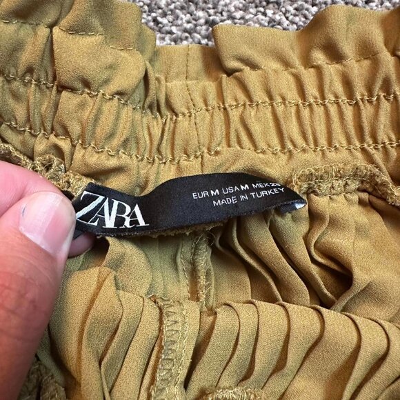 Zara‎ Pleated Olive Green Dressy shorts - Picture 2 of 5